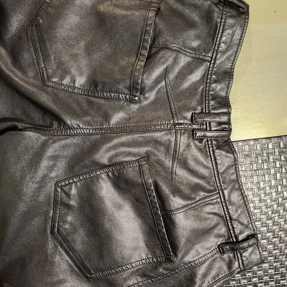 WE THE FREE GOOD LUCK VEGAN LEATHER MID-RISE BARREL JEANS - SIZE 27- COLOR BLACK - Picture 8 of 12